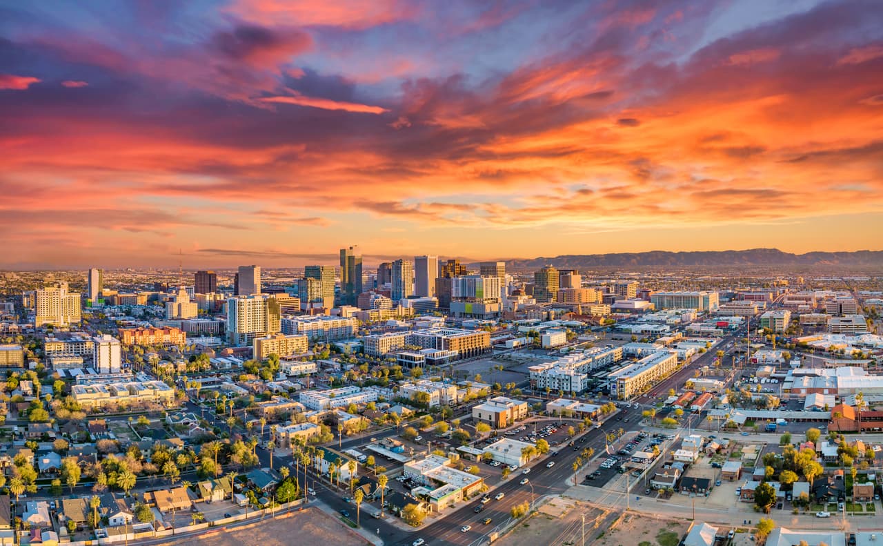 <h3 class="cms-H3-H3">17. Phoenix-Mesa-Chandler, Arizona</h3>
<br>
<br>🏢 
<b>Proyección de cambio de población: </b>+67.3%
<br>
<br>🏢
<b> Población total, 2020: </b>5.0 millones.
<br>
<br>🏢 
<b>Población proyectada para 2060: </b>8.4 millones.
<br>