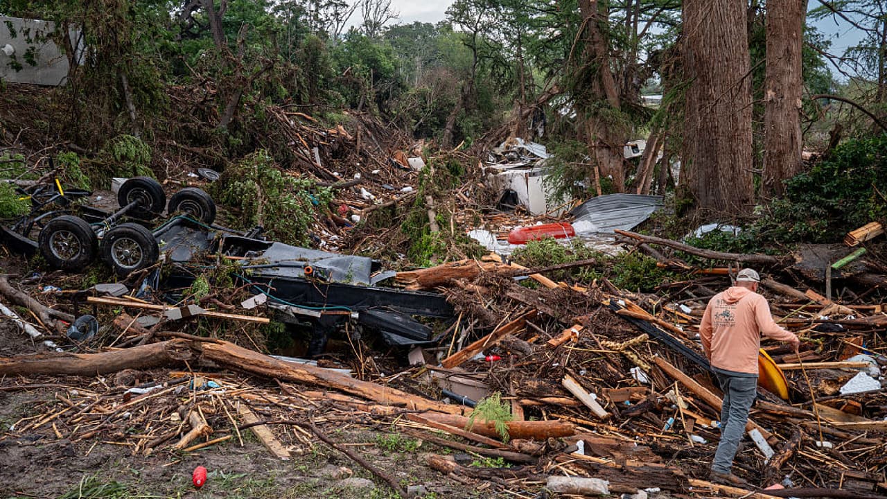 Indocumentados se unen a las labores de rescate en zonas devastadas por las inundaciones en Texas