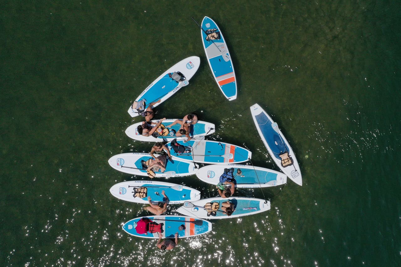Personas que estén compartiendo en los lagos o las piscinas y aquellos que van a votar. 
<br>