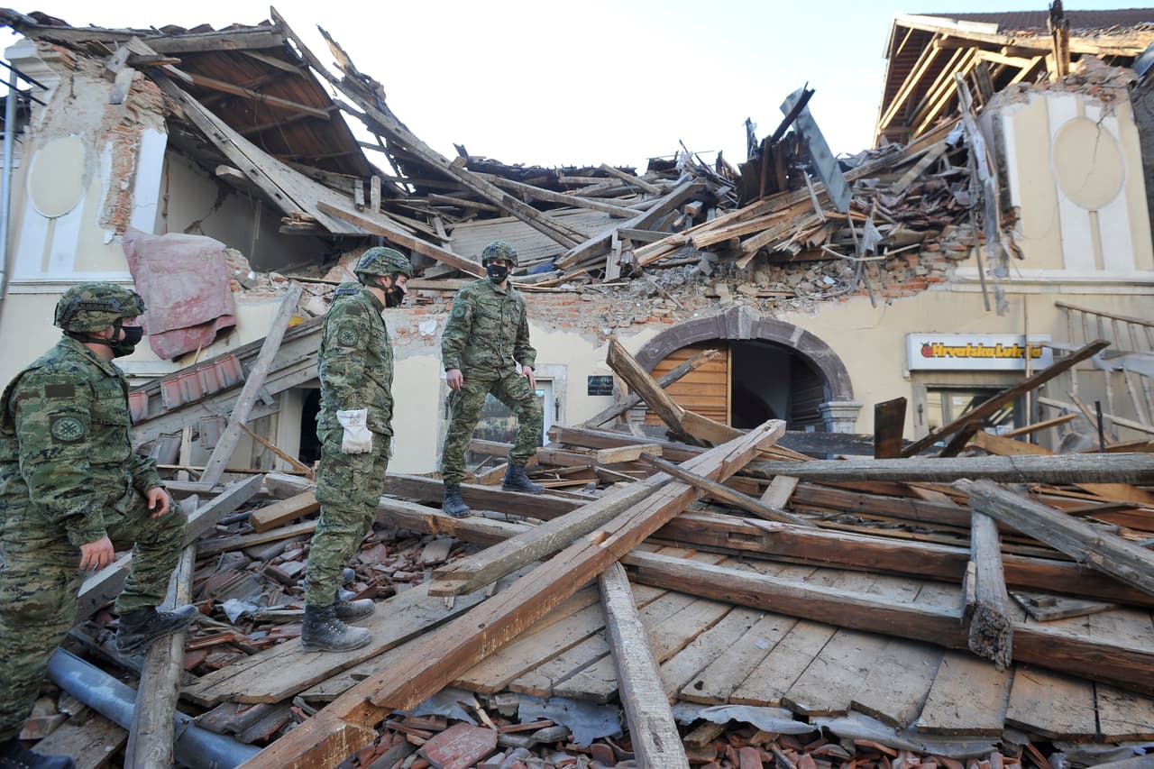 Soldados inspeccionan los restos de un edificio dañado por el terremoto que también fue sentido en una docena de países del centro y sudeste de Europa, de acuerdo con el Instituto geológico USGS de Estados Unidos. 
<br>
<br>En Zagreb, además de asustar a la población, que ya vivió un sísmo de 5.5 grados en marzo, el temblor causó daños en varios edificios.