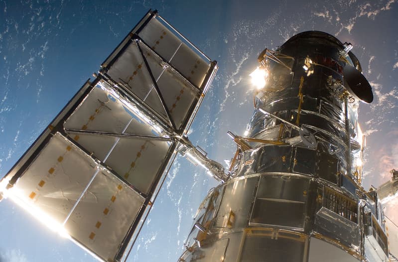Un miembro de la tripulación del STS-125 a bordo del Transbordador Espacial Atlantis tomó una foto del Telescopio Espacial Hubble. Cuando fue lanzado, en 1990, se esperaba que este telescopio viviera unos 15 años, pero el Hubble lleva ya tres décadas fotografiando el espacio.