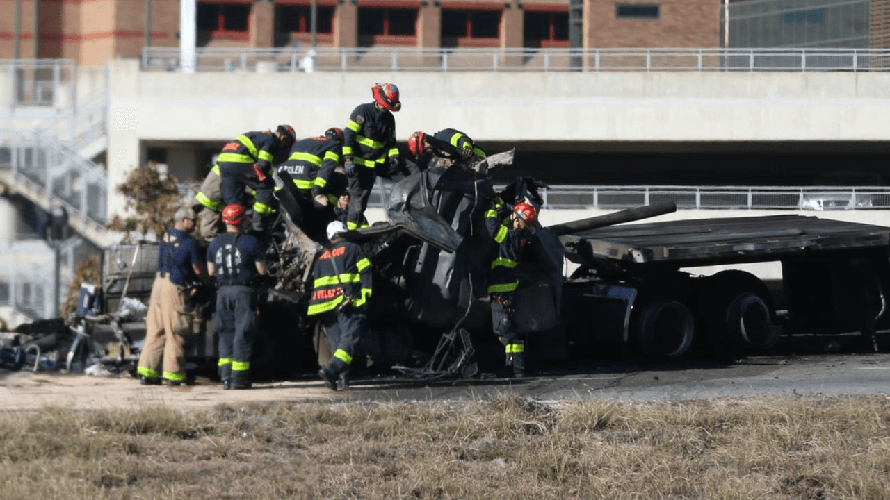 Así fue como el personal de rescate trabajó en la escena, donde muy probablemente la persona fallecida haya muerto, dijo la policía.