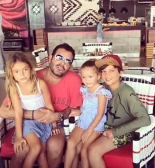 Finalmente, externó que a lo largo de su vida ha enfrentado difíciles episodios en su vida, por lo que seguirá luchando: "
<b>He pasado por tantas cosas muy fuertes</b>, críticas, emocionales y pérdidas muy fuertes que esto para mí no es nada, y
<b>o estoy luchando simplemente por mi derecho y el derecho de mis hijas</b>, y lo voy a hacer hasta las últimas consecuencias porque está actuando mal", sentenció en 
<a href="https://twitter.com/deprimeramano/status/1416156914757537798" target="_blank">'De primera mano'</a>. 
<br>