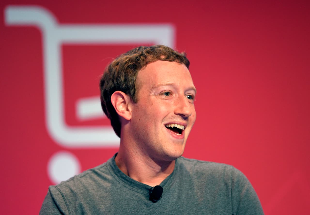 <b>Mark Zuckerberg</b>, fundador y CEO de Facebook. Su fortuna se incrementó en $32,000 millones entre marzo y junio de 2020 y su patrimonio neto total es de 115,000 millones de dólares. Esta lista se basó en un informe del 
<a href="https://ips-dc.org/billionaire-bonanza-2020/"><u>Instituto de Estudios Políticos</u></a>., que encontró que en EEUU al menos 34 multimillonarios (con fortunas de $1,000 millones o más) vieron aumentar su riqueza en decenas de millones en este período.
