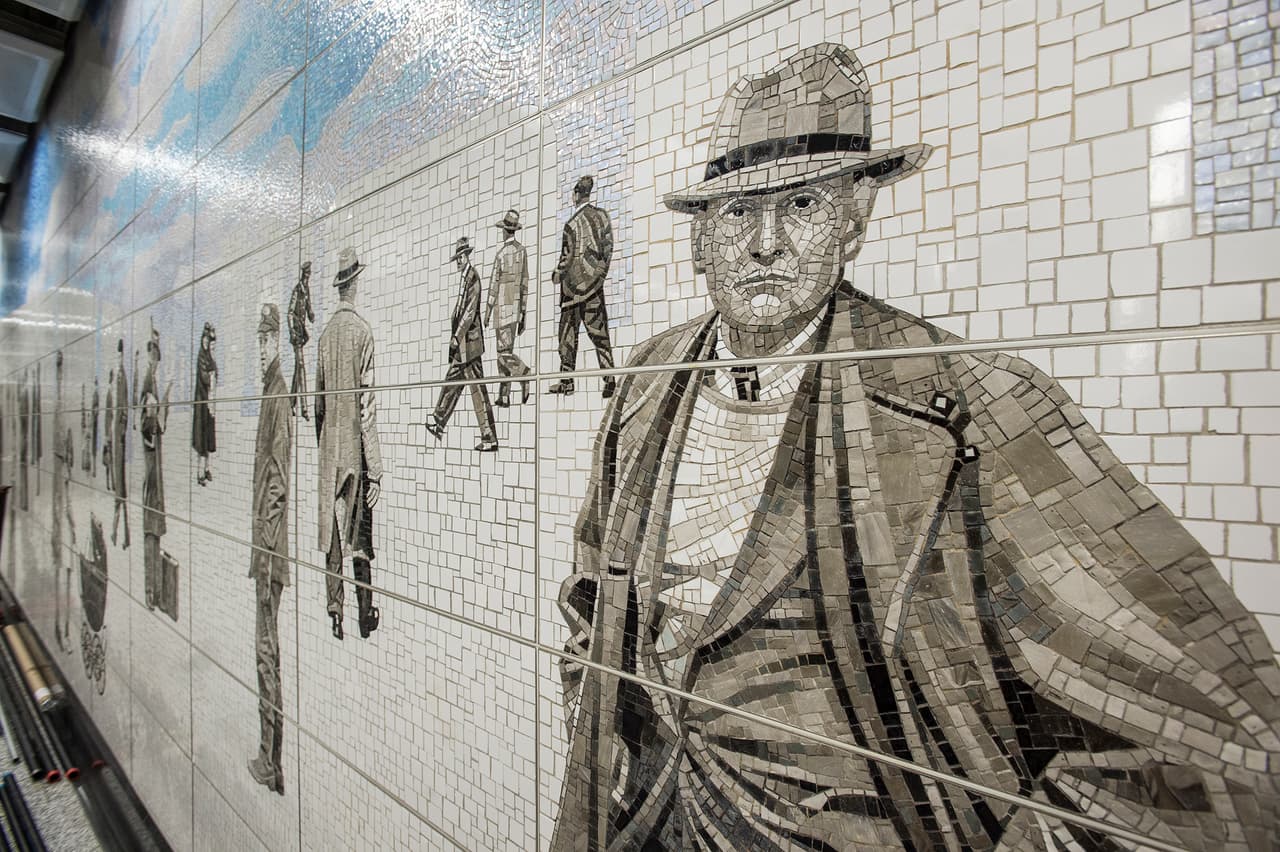 “Perfect Strangers”, de Vik Muniz, basada en fotos reales, rinde tributo a todas las personas con que uno podría toparse en el metro de Nueva York, incluyendo un aturdido hombre de negocios, chicos de la escuela con rostros aburridos y un felino peludo.