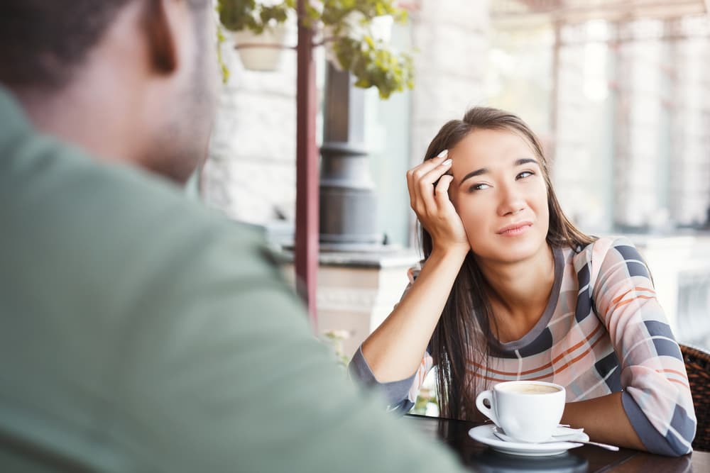 Los escorpiones y escorpionas se aburren mucho cuando su pareja siempre hace lo mismo en la intimidad y no está inventando nuevas experiencias. Una relación rutinaria y previsible en la que se sabe exactamente el paso siguiente y no deja espacio a la creatividad, la libertad expresiva y el juego amoroso empieza a anquilosar la vida en común.