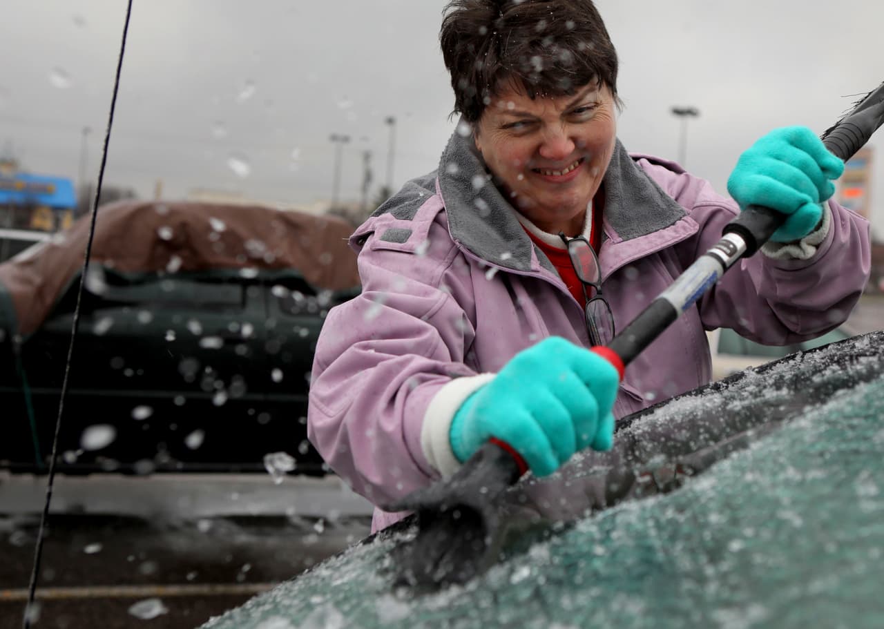 Considera llevar contigo artículos de invierno que te puedan funcionar en caso de emergencia, tales como: 
<br>Mantas para protegerse del frío
<br>
<b>Pala para nieve y un raspador de hielo</b>
<br>Cables de puente, linterna y dispositivos de advertencia
<br>Un celular y cargador, agua, comida y cualquier medicina necesaria
<br>Material abrasivo (arena o arena higiénica), en caso de que su vehículo se atasque.