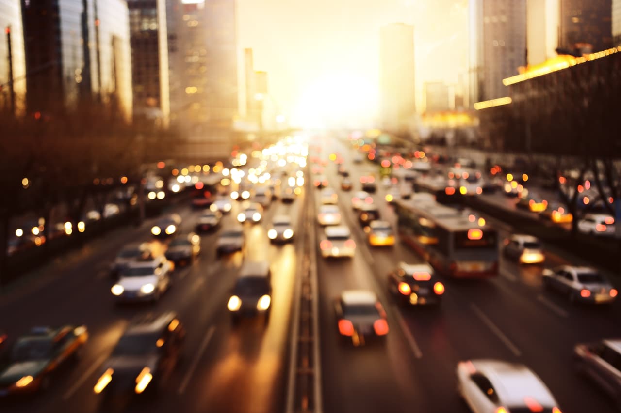 <b>El tiempo es dinero y el tráfico te lo quita.</b> Según un informe del Texas A&M Transportation Institute, el conductor promedio en Estados Unidos pierde al año hasta $1,010 en tiempo y combustible mientras pasa atascado en el tráfico. A esto se le puede agregar los emprendimientos o actividades de crecimiento personal o profesional que se ven afectados por este motivo. 
<br>