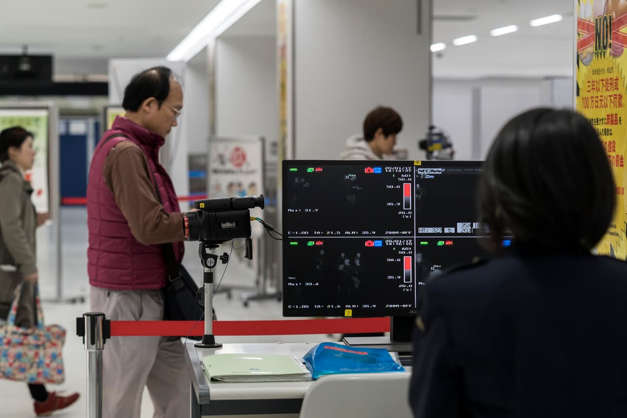 Las autoridades federales informaron este martes que comenzarán a revisar la salud de los pasajeros provenientes de China que lleguen a los aeropuertos internacionales Hartstfield-Jackson, en Atlanta, y O'Hare, en Chicago, debido al brote del coronavirus, del cual ya se confirmó que un infectado llegó a Estados Unidos.