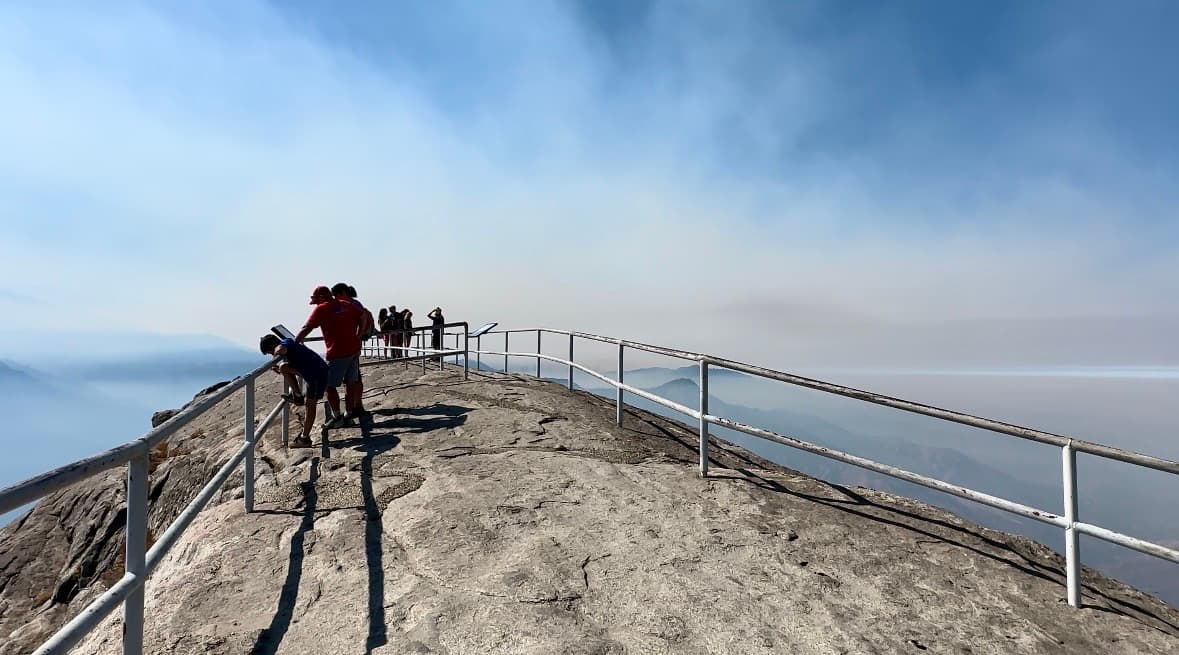 Moro Rock es uno de los lugares más importantes y emblemáticos del Parque Nacional de las Secuoyas, en California. Esta enorme roca de granito regala a quien decide llegar a su cima, majestuosos paisajes de inicio a fin.