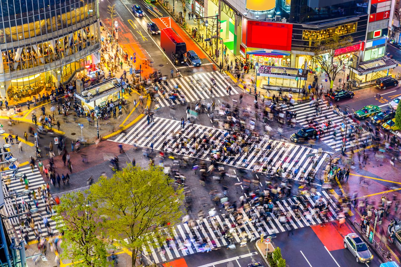 <b>Japón</b>
<br>
<br>Salario mínimo por hora: 8.15 dólares.
<br>
<br>Este año Japón acordó un aumento del salario mínimo que lo llevará hasta los 930 yenes por hora (unos 8.4 dólares). Al concretarse será el mayor aumento de salario desde 2002. Tokio alcanzaría un salario mínimo de 1,041 yenes (unos 9.4 dólares por hora), mientras que en las áreas rurales la compensación mínima a los trabajadores sería menor.
<br>
