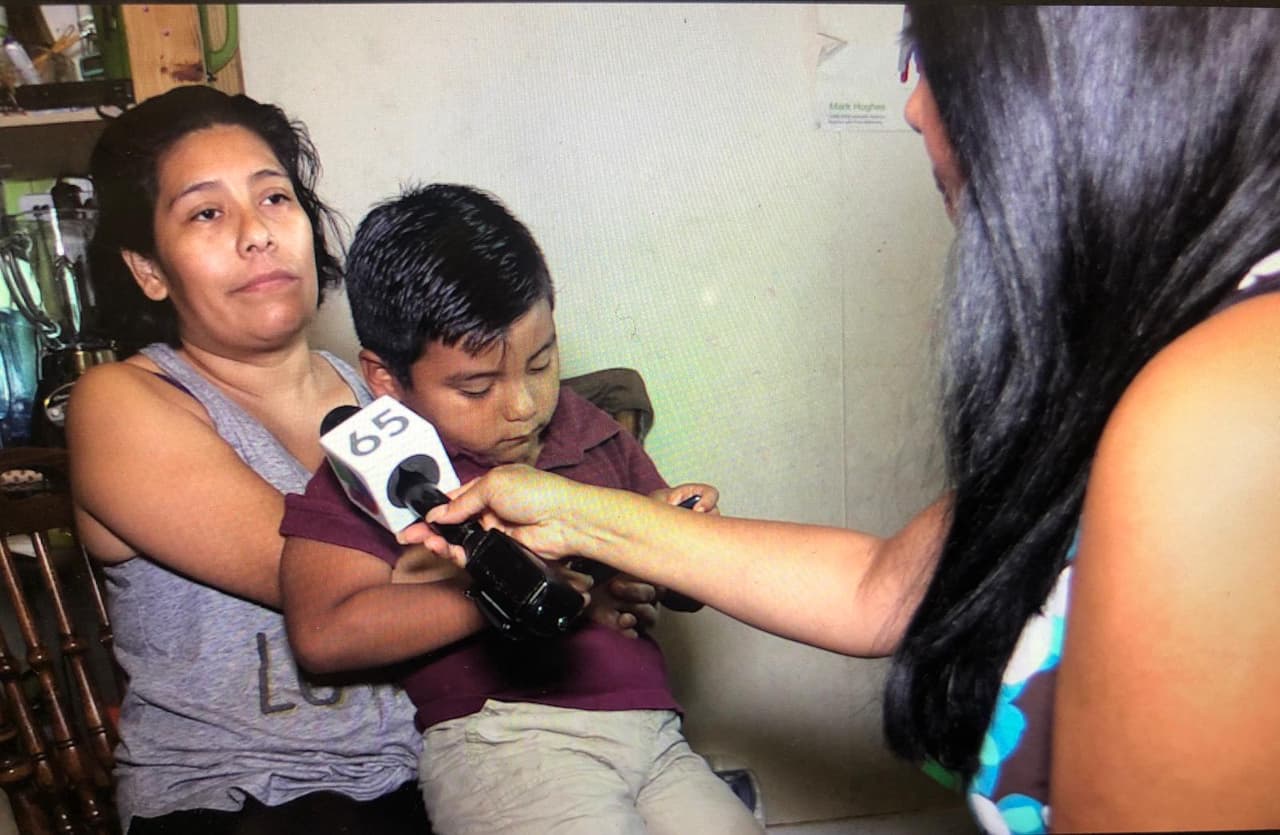 <b>Jueves, 3 de octubre</b>- Los amigos de Dulce María, hablaron con Univision 65 y expresaron cuanto extrañan a su compañera de clases. 
<br>