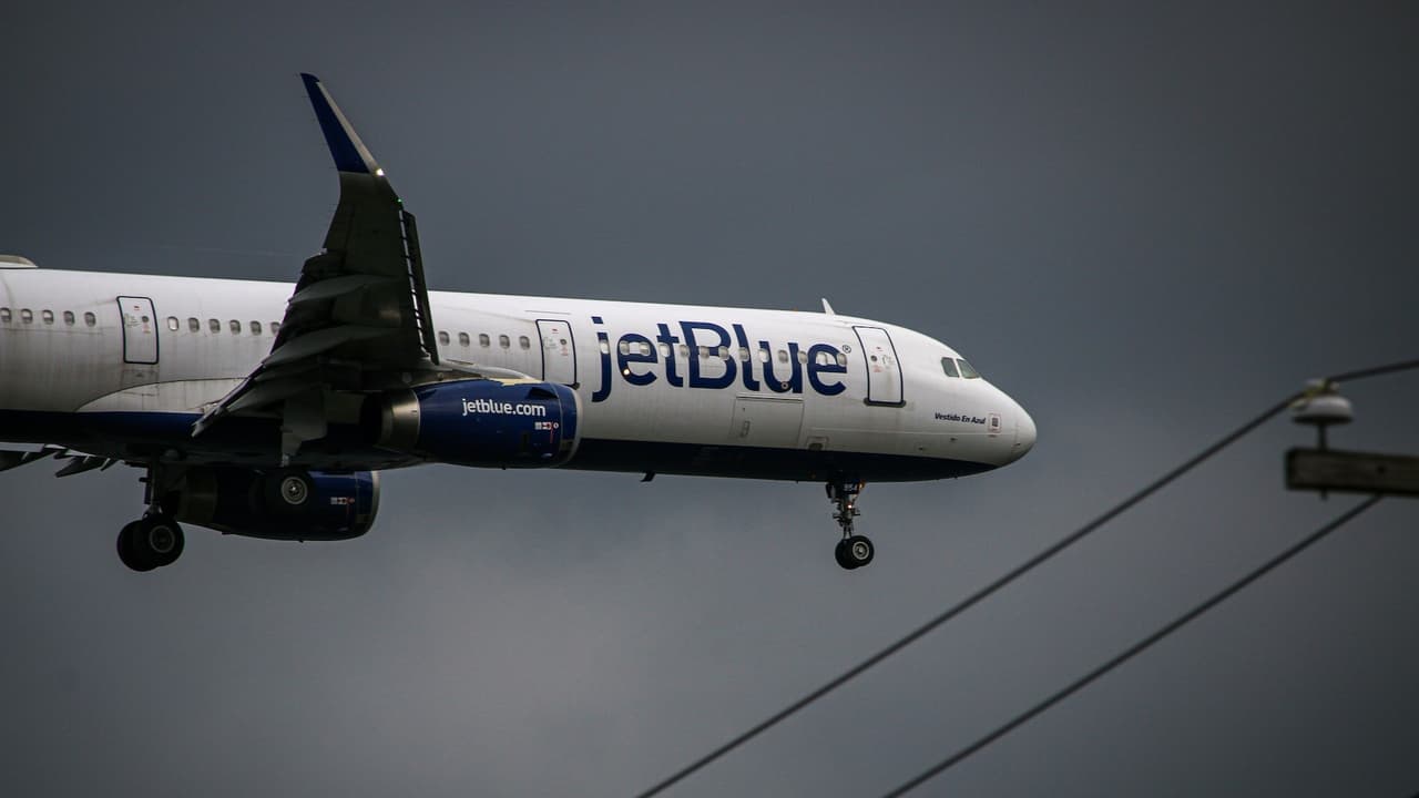 Pasajero agresivo causa desvío de avión a Orlando, dijo que “era el diablo”
