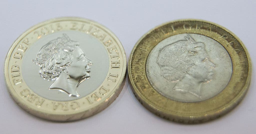 Una moneda de dos libras esterlinas con el retrato de la reina Isabel II que empezó a circular en 2015.