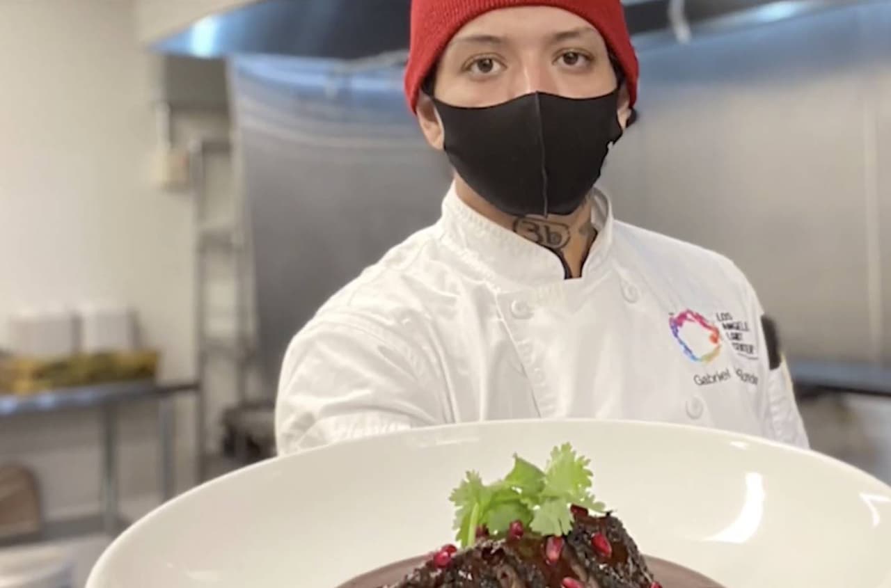 Amor por la cocina: Joven transgénero pasa de estar desamparado a ser un talentoso chef 