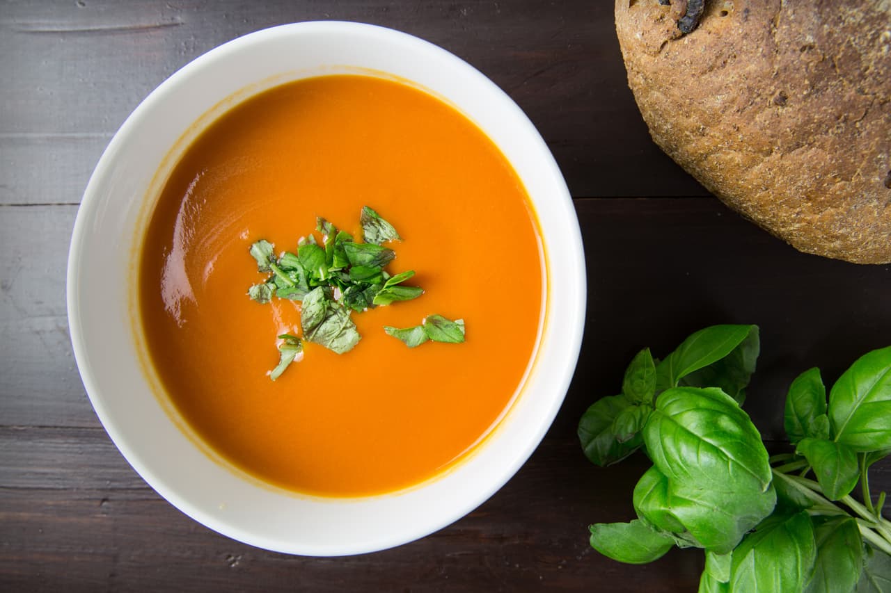 <b>Opta por salsas con base de tomate en lugar de cremosas. </b>Las salsas cremosas (normalmente elaboradas con nata líquida) no solo contienen muchas más calorías sino que también suelen llevar menos verduras. Las sopas con base de tomate suelen ser más nutritivas y ligeras.