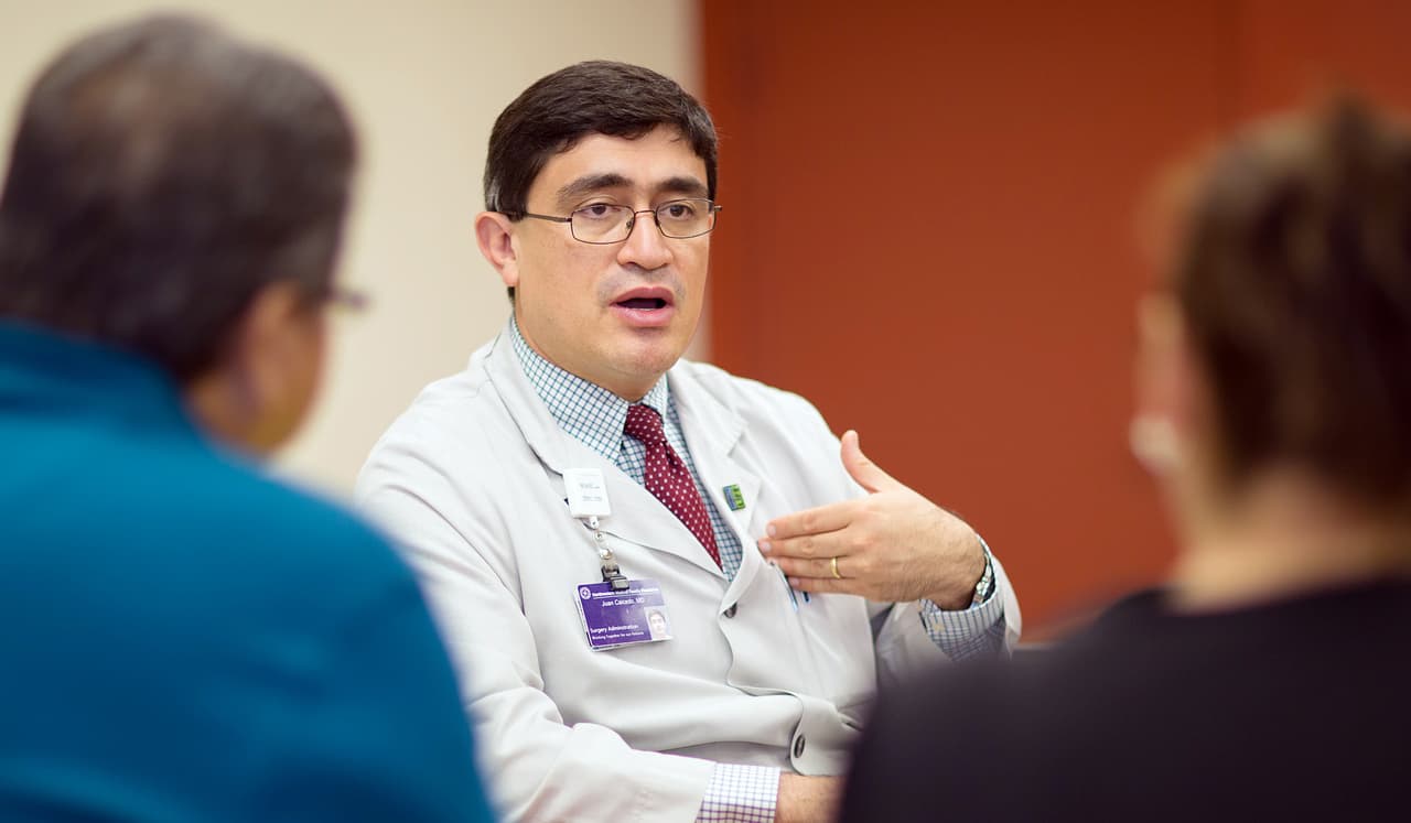 Juan Carlos Caicedo es cirujano de trasplantes y director del programa hispano de trasplantes del Northwestern Memorial Hospital y Lurie Children’s Hospital en Chicago. Cuando llegó a Estados proveniente de Colombia no conocía a nadie y tenía muy poco dominio del inglés, pero estaba decidido a convertirse en un cirujano de trasplantes. Ahora, 16 años después, acumula una extensa experiencia en el área: trasplantes de riñón, páncreas, hígado e intestino delgado en niños y adultos. “Constantemente veo pacientes con hipertensión, diabetes y obesidad que, si no son tratados, pueden desarrollar insuficiencia en un órgano, para el que más adelante podrían requerir un trasplante”, dice. Más de su experiencia, en 
<a href="http://www.univision.com/noticias/salud/estos-profesionales-de-la-salud-creen-que-ser-hispanos-les-hace-mejores-en-su-trabajo"><u>este resumen</u></a> de hispanos que son un ejemplo en los servicios de salud de EEUU.