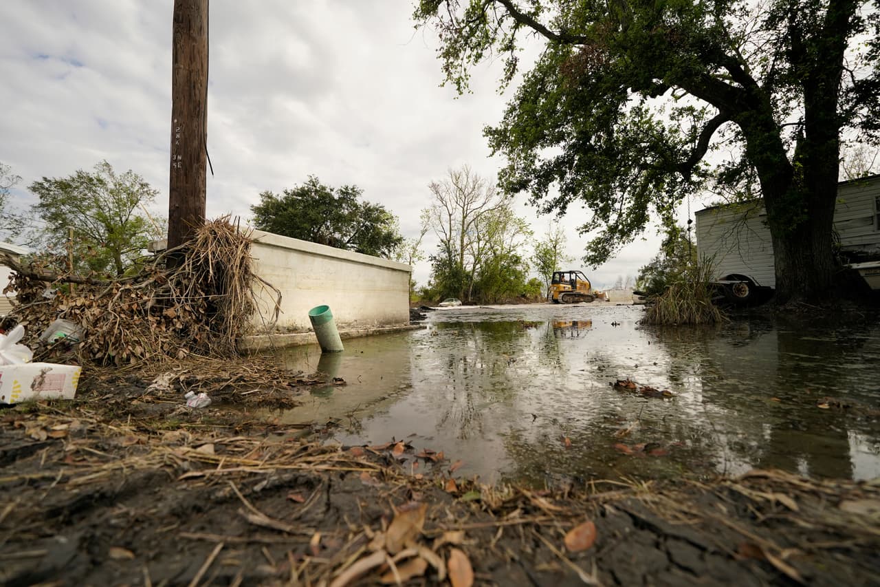 Una excavadora repara un cementerio dañado por el huracán Ida en Ironton, 
<a href="https://www.univision.com/temas/louisiana-estado">Louisiana</a>, el pasado lunes 27 de septiembre de 2021. Un grupo de expertos trabaja para recolectar bóvedas y ataúdes arrancados de los cementerios y explica las dificultades para realizar la labor, que pueden llevar meses.
