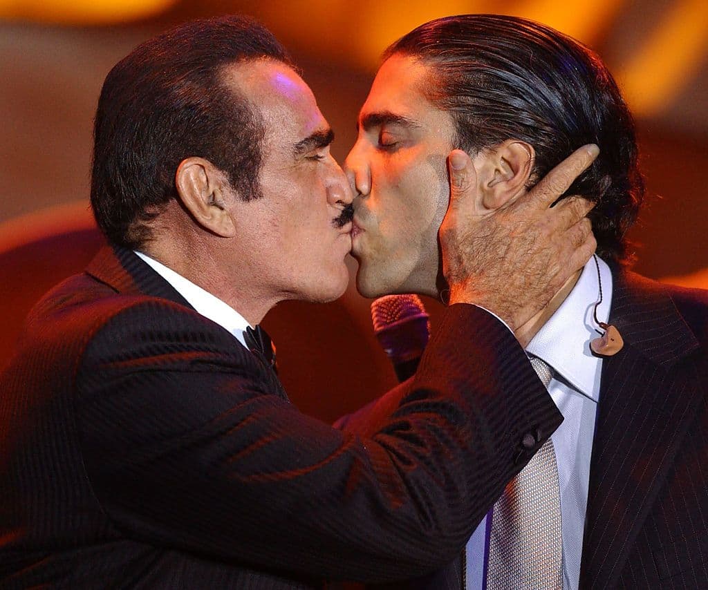 Y no podemos olvidar las polémicas que generó al besar a sus hijos en los labios en el escenario.