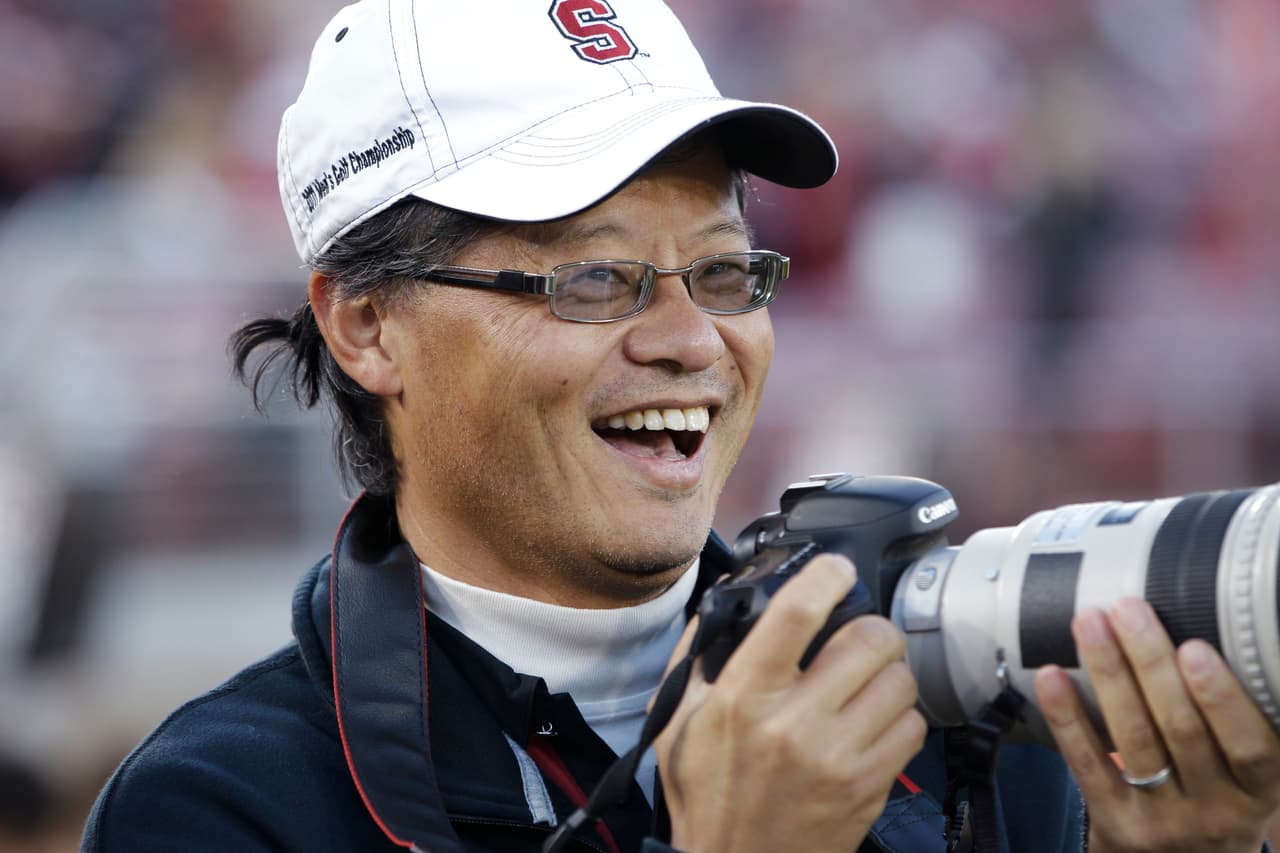 <b>Jerry Yang. </b>
<a href="https://slack-redir.net/link?url=http%3A%2F%2Ffortune.com%2F2017%2F01%2F30%2Ftech-immigrant-founders%2F">Es conocida la anécdota</a> del fundador de Yahoo, que cuenta cómo cuando llegó a Estados Unidos con 10 años solo conocía una palabra de inglés, 
<i>Shoe</i>. Pronto aprendió el idioma, estudió en 
<i>Stanford</i>, fundó una de las empresas más exitosas e innovadoras de los años 90, sentó las bases para la innovación en Sillicon Valley que vivimos hoy y logró que la industria tecnológica de este país sea pionera.