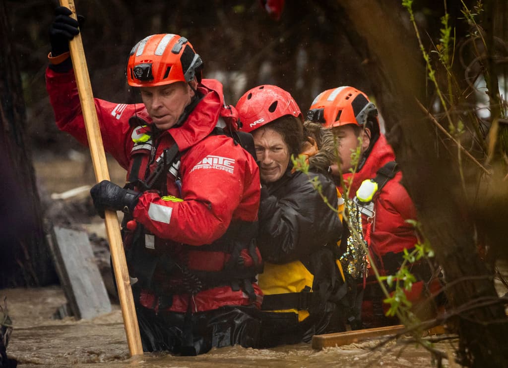 Un 
<b>campamento de indigentes </b>a orillas del 
<b>río Santa Ana</b> quedó en peligro de muerte este lunes. Las lluvias que provoca 
<b><a href="https://www.univision.com/local/los-angeles-kmex/accidentes-deslaves-y-arboles-caidos-imagenes-del-devastador-paso-de-la-tormenta-en-los-angeles-video" target="_blank">el paso de una tormenta por el sur de California</a></b> transformaron la corriente en una potente amenaza.