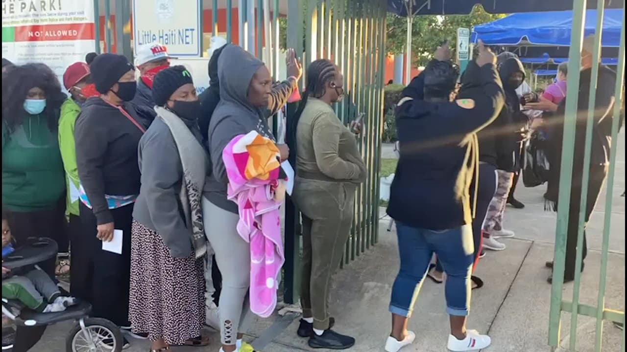 “Lo hicieron de manera inhumana”: residentes de Miami se quejan durante la distribución de tarjetas de regalo