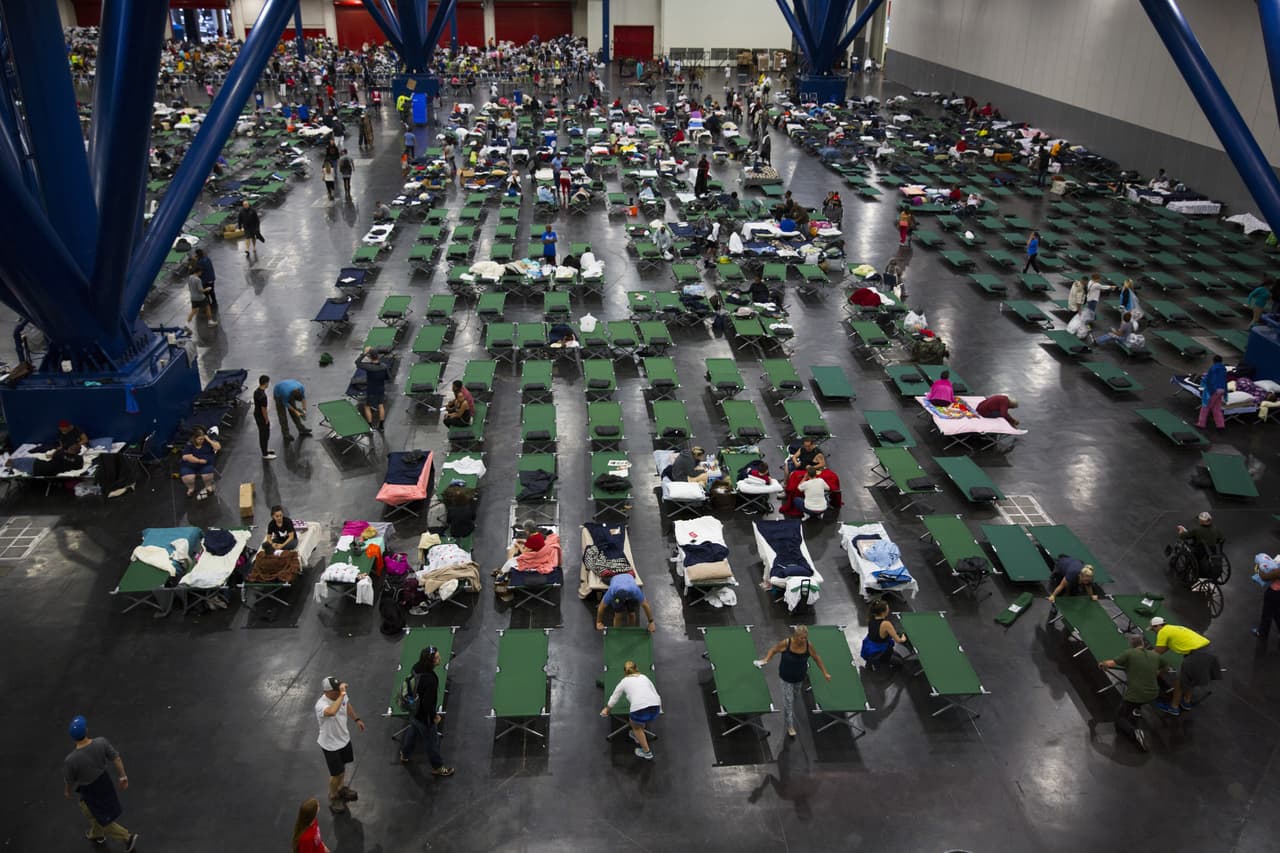 Cientos de camas están siendo ocupadas por el centro de convenciones George R. Brown de Houston.