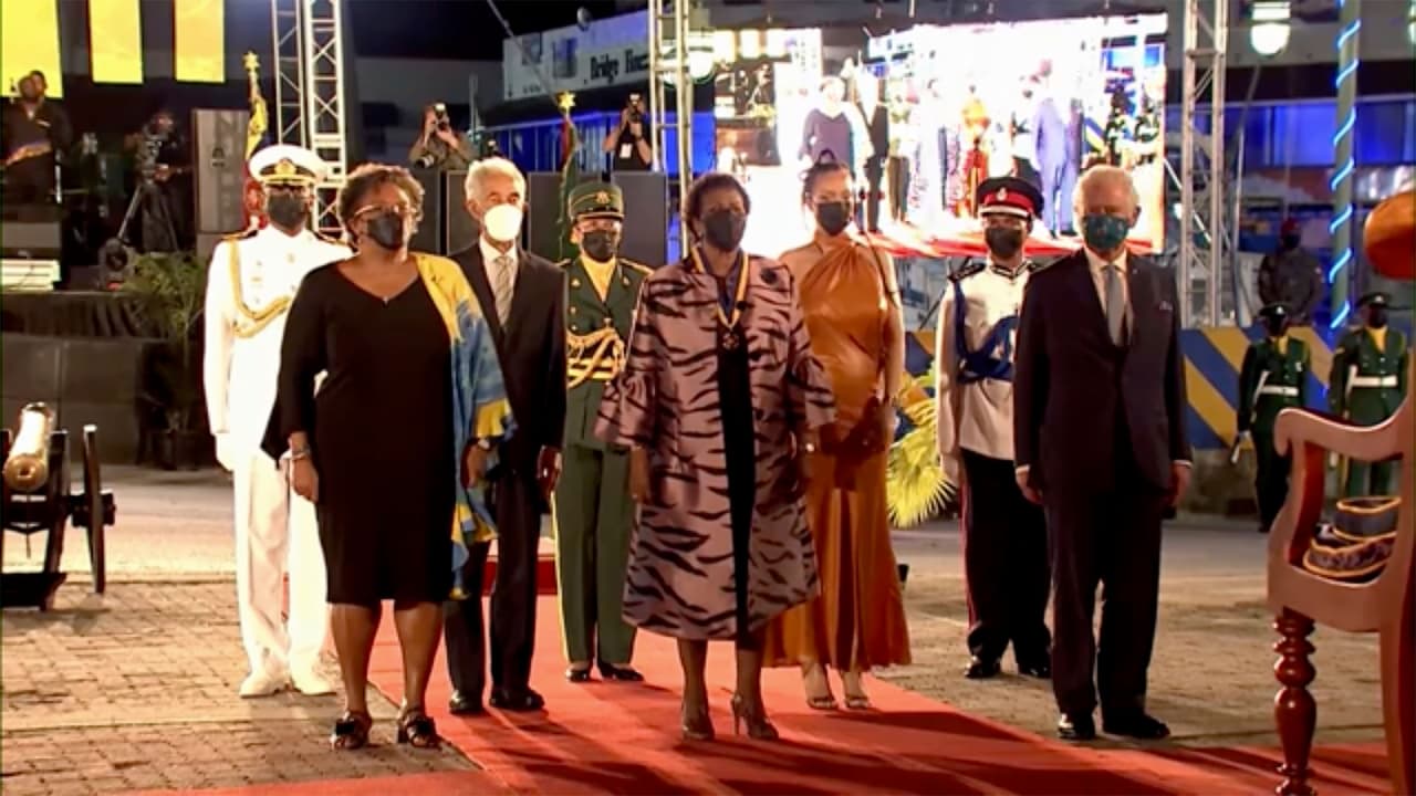 Además de Rihanna, varios líderes y dignatarios, incluido el príncipe Carlos en representación de la corona británica, asistieron a la ceremonia. 
<br>
<br>El acto comenzó el lunes por la noche en una popular plaza de Bridgetown, la capital, donde la estatua del británico Lord Nelson fue retirada el año pasado. Fue parte del 
<a href="https://www.univision.com/noticias/esclavistas-racistas-y-confederados-las-estatuas-derribadas-en-las-protestas-por-la-muerte-de-george-floyd-fotos-fotos"><u>impulso mundial para borrar los símbolos coloniales</u></a>.
<br>