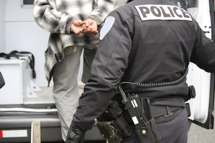 Hombre con orden de aprehensión amenaza con una jeringa a los oficiales