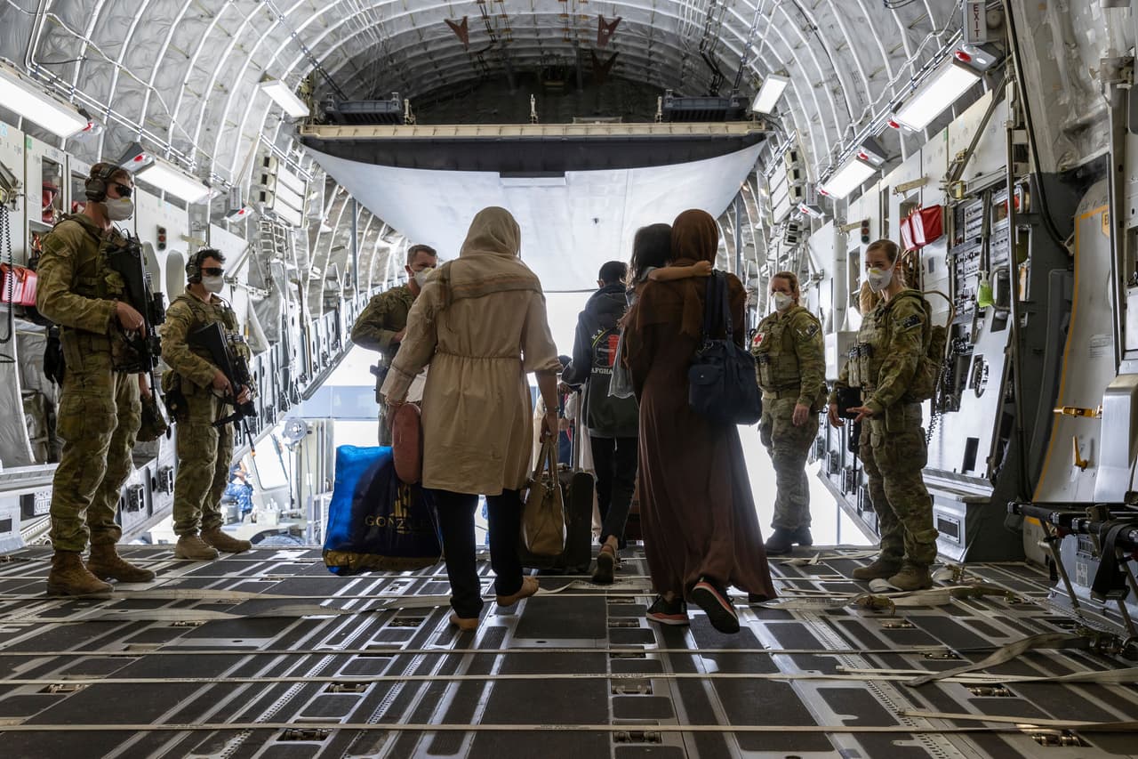 Un grupo de afganos baja de un avión militar australiano a su llegada a su llegada a ese país el 22 de agosto.
<br>
<br>
<a href="https://minister.homeaffairs.gov.au/AlexHawke/Pages/3000-humanitarian-places-for-afghanistan.aspx"><u>Australia anunció que ofrecerá 3,000 plazas en su programa de visas humanitarias</u></a> a los afganos. Son vacantes del programa existente de visas humanitarias disponibles y no habrá un aumento en el número total.