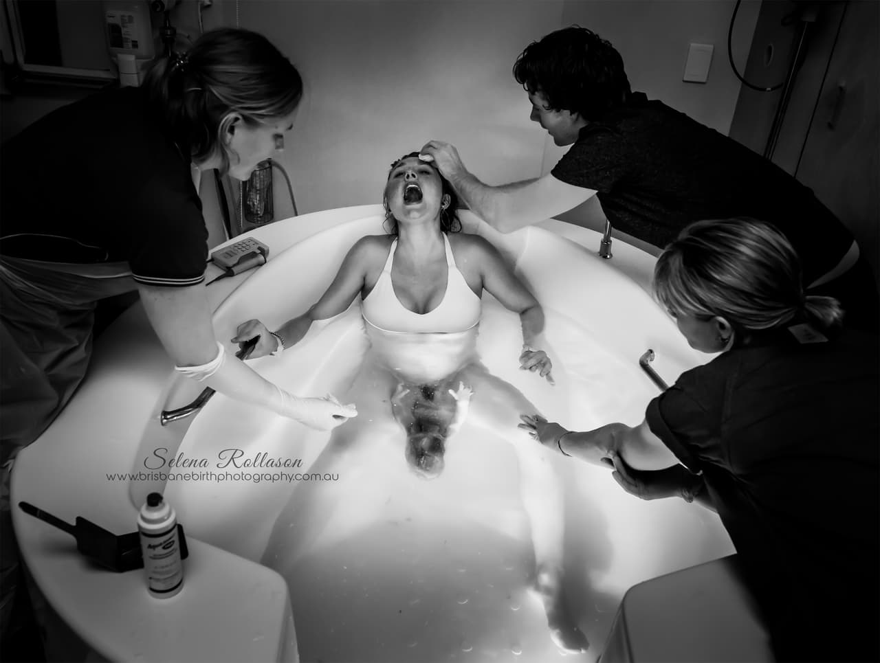 <b>"A mitad del nacimiento y ya buscando a su mamá"</b>, por 
<a href="https://www.brisbanebirthphotography.com.au/">Selena Rollason, </a>Brisbane (Australia). Primer lugar en la categoría 'Nacimiento'.