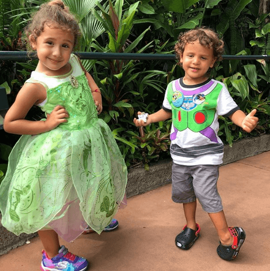 Daniel celebró su cumpleaños disfrazado del famoso guardían espacial, mientras su hermana mayor se convirtió en una hada.