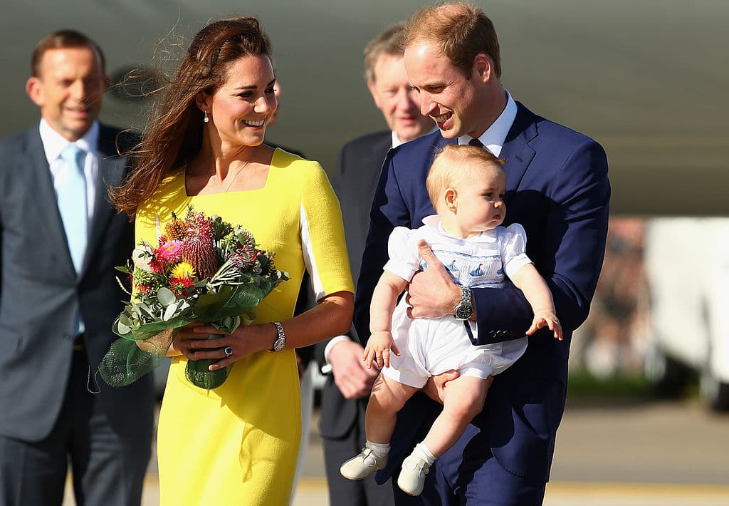 Casi un año después, 
<b>en abril de 2014</b>, la familia real decidió hacer su primer viaje al extranjero juntos. El recorrido los llevó a Australia y a Nueva Zelanda, donde el príncipe George fue el centro de atención.
