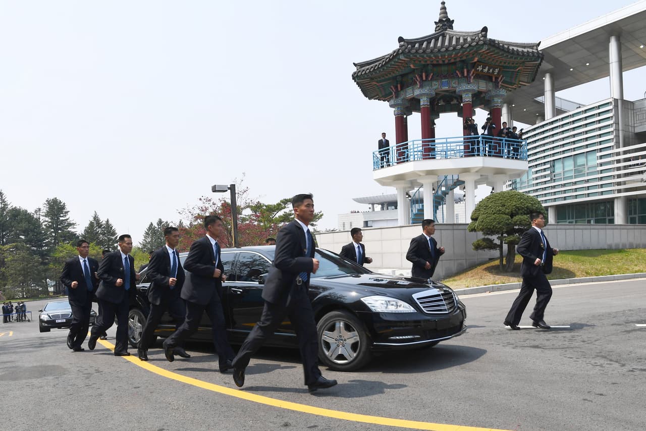 Es difícil saber cual es el motivo por el cual deben 
<b>correr al lado de la limusina</b> del 'querido lider', pero los guardaespaldas de Kim Jong Un deben estar en una excelente forma física.