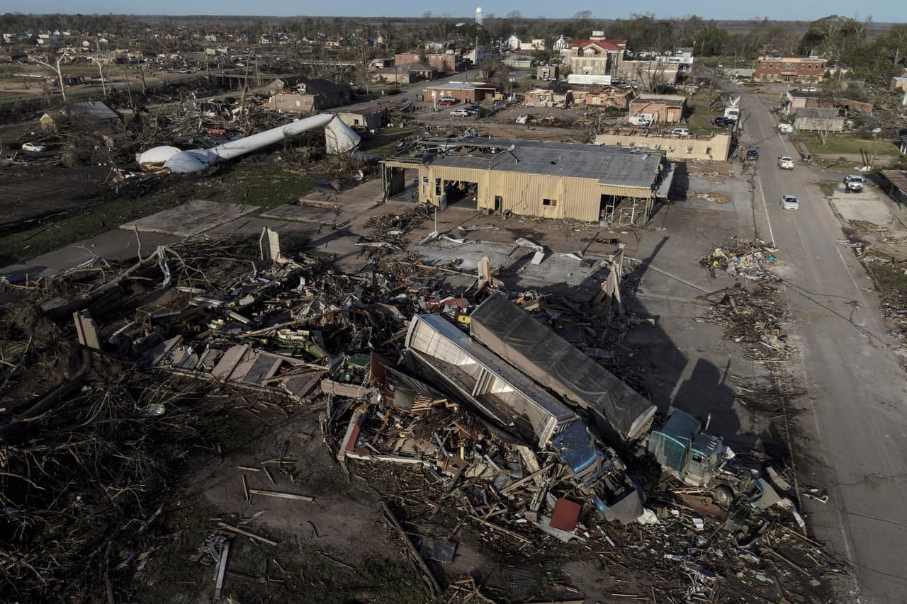 El Departamento de Seguridad Pública de Mississippi publicó este domingo que se están recibiendo donaciones y que productos como agua embotellada, alimentos enlatados y productos de papel son muy apreciados. Varias personas de la zona se han ofrecido como voluntarios para ayudar en las tareas de rescate.
