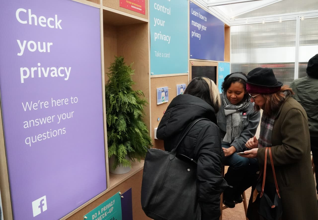 <b>La promesa de un mejor manejo de la privacidad y más seguridad, finales de 2018.</b> A mediados de 2018 el diario The New York Times informó que Facebook tenía acuerdos con fabricantes de dispositivos para compartir datos personales de los usuarios. La revelación trajo más críticas de los consumidores sobre cómo la compañía maneja sus datos y nuevas peticiones de controles regulatorios. Según Zuckerberg Facebook finalizó el año con “más de 30,000” personas que trabajan en seguridad en la plataforma, y un compromiso de invertir “miles de millones de dólares” en seguridad anualmente.