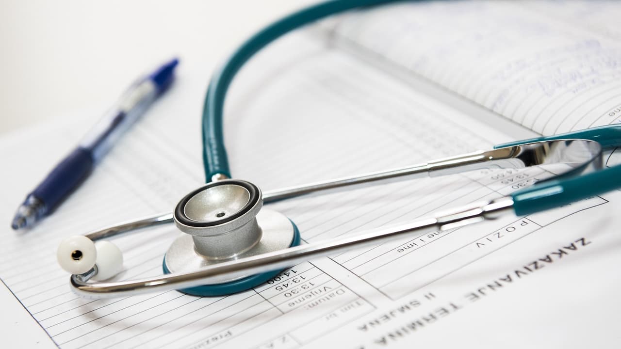 La mujer llamó a su médico, a quien le explicó sus síntomas y éste la mandó con otro personal de salud para que la revisaran a fondo. Esto, gracias a que el doctor se enteró que la mujer había estado recientemente en China.