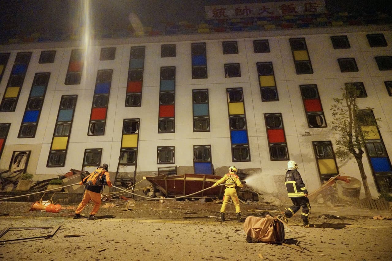 Restos de la estructura del hotel Marshal derrumbado por el terremoto. Unas 30 personas quedaron atrapadas en el hotel, según reportaron medios locales.