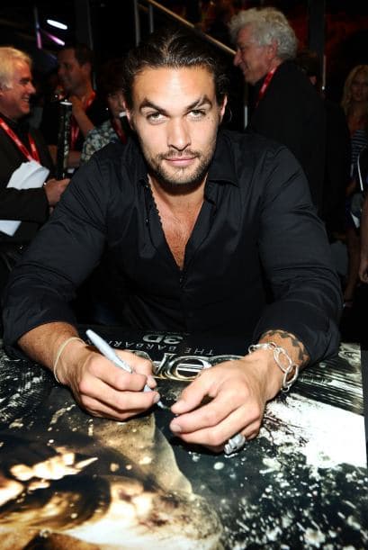 <b>Jason Momoa.</b>
<br>Este actor se hizo famoso con su aparición en 'Game Of Thrones' y con su imponente 6.3 pies (1.93 m) de estatura.