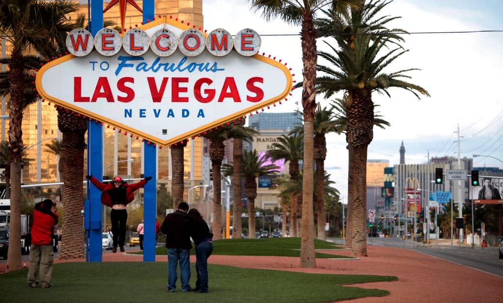 <h2 class="cms-H2-H2">8.- Las Vegas</h2>
<br>
<br>Una ciudad turística famosa por su activa vida nocturna, que se centra en casinos abiertos las 24 horas del día y otras opciones de entretenimiento. Su calle principal y su núcleo es "The Strip", que alberga hoteles temáticos con elaboradas exhibiciones.
