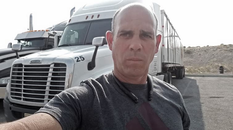 Medio año trabajando en EEUU y otro medio disfrutando en su isla: así vive este camionero cubano repatriado