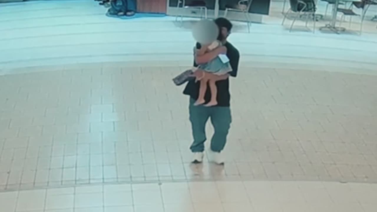El momento en que un hombre intenta secuestrar a una niña en un centro comercial