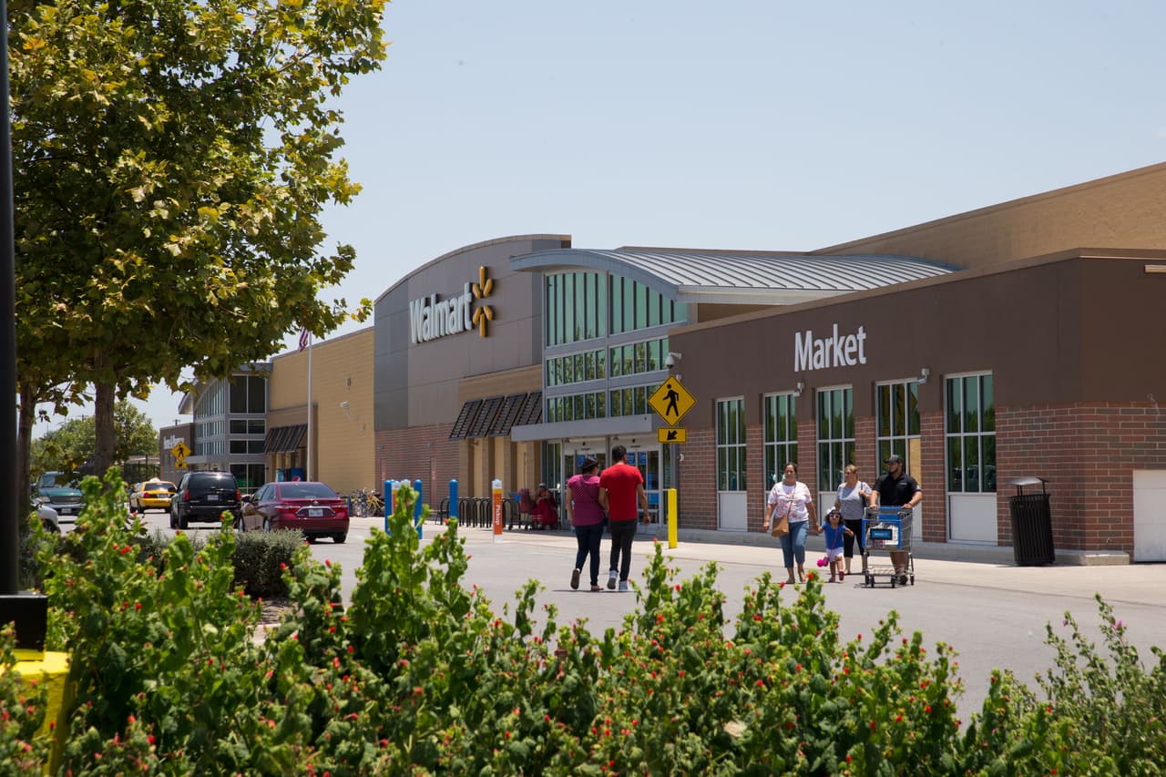 <h2 class="cms-H2-H2">23 de julio de 2017, Estados Unidos</h2>
<br>
<br>Ocho inmigrantes fueron encontrados muertos en un tráiler bajo el sol en un estacionamiento de Walmart en San Antonio, Texas. Otros dos fallecieron más tarde en hospitales.