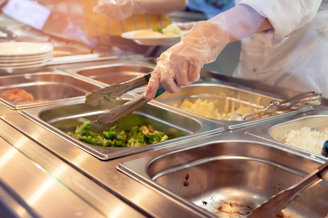 <b>Puesto 1. Industria de la recreación, restaurantes y hoteles</b>
<br>
<br>
<b>Renuncias en noviembre de 2021: 1,002,000</b>
<br>
<br>
<b>Porcentaje de la fuerza laboral que renunció: 6.4%</b>
<br>
<br>Esta rama se divide en los servicios de arte, entretenimiento y recreación (donde hubo 82,000 renuncias en noviembre o el 3.7% de la fuerza laboral) y en los servicios de alojamiento y alimentación (donde hubo 920,000 renuncias en noviembre o el 6.9% de la fuerza total).