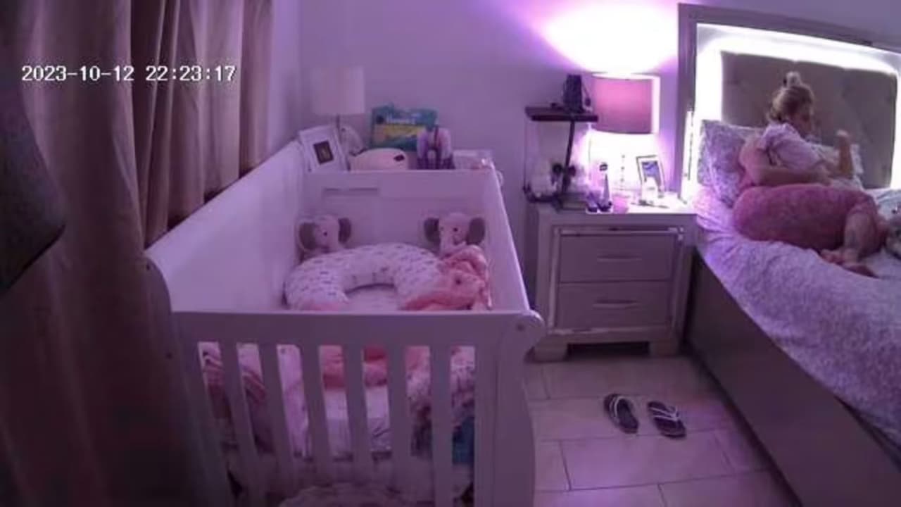 Imágenes de vigilancia mostraban a la víctima, 
<a href="https://www.univision.com/local/miami-wltv/revelan-llamada-911-adolescente-acusado-matar-mama-hialeah">Irina García, de 39 años</a>, sosteniendo a su hija recién nacida.