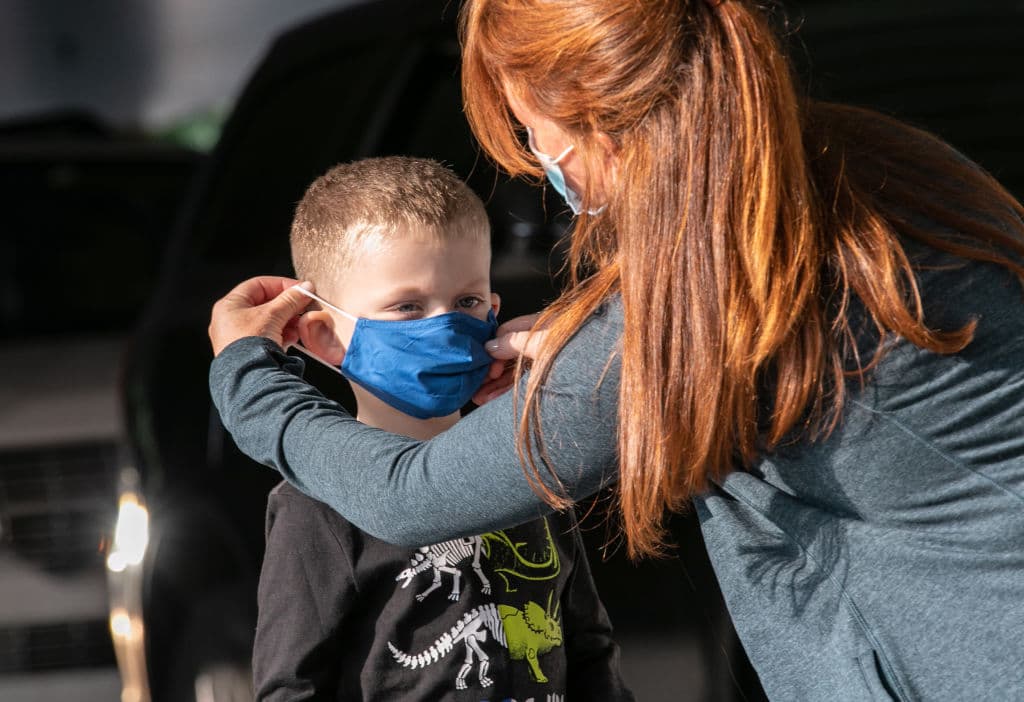 <b>Practique el uso de mascarillas con su hijo: </b>Las máscaras siguen siendo una herramienta importante para frenar la propagación del virus y todos deben usar una máscara en los edificios del distrito escolar. Anime a su hijo a usar sus máscaras con estos 
<a href="https://www.phila.gov/2020-06-12-encouraging-your-child-to-wear-a-mask-tips-for-parents-and-caregivers/" target="_blank">útiles consejos</a>.