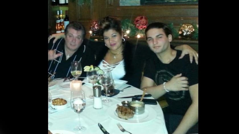 DiMeo, hoy de 22 años de edad, pasó 
<b>meses en un coma inducido</b> médicamente en el Hospital Universitario del estado de 
<a href="https://www.univision.com/temas/nueva-york">Nueva York</a>. Fue sometido a 
<b>20 cirugías reconstructivas</b> y múltiples injertos de piel para tratar las extensas quemaduras. Sin embargo, Eduardo Rodríguez, médico que operó a Joe contó a Univision Noticias, que
<b> esos procedimientos no pudieron ayudarlo a recuperar la visión completa o el uso de sus manos.</b>