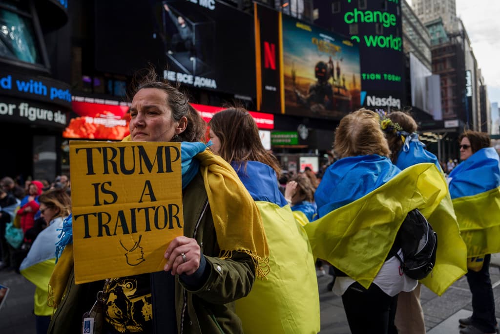 Algunas de las personas que participaron de la manifestación, expresaron su coraje con el presidente de los Estados Unidos, Donald Trump, a quien consideran un "traidor", como muestra esta mujer en su pancarta.