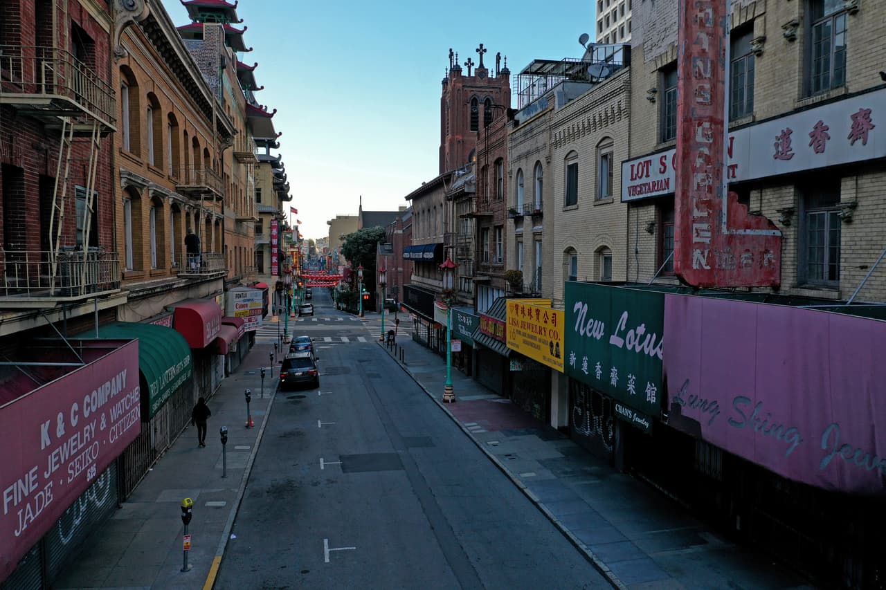 <b>El barrio chino.</b> 
<br>
<br>El tradicional barrio chino de San Francisco, uno de los más grandes en el mundo, fue uno de los más golpeados por la pandemia de coronavirus, incluso desde antes que el virus se comenzara a propagar en la región. Los casos de xenofobia contra la comunidad asiática de la ciudad se han incrementado desde entonces.