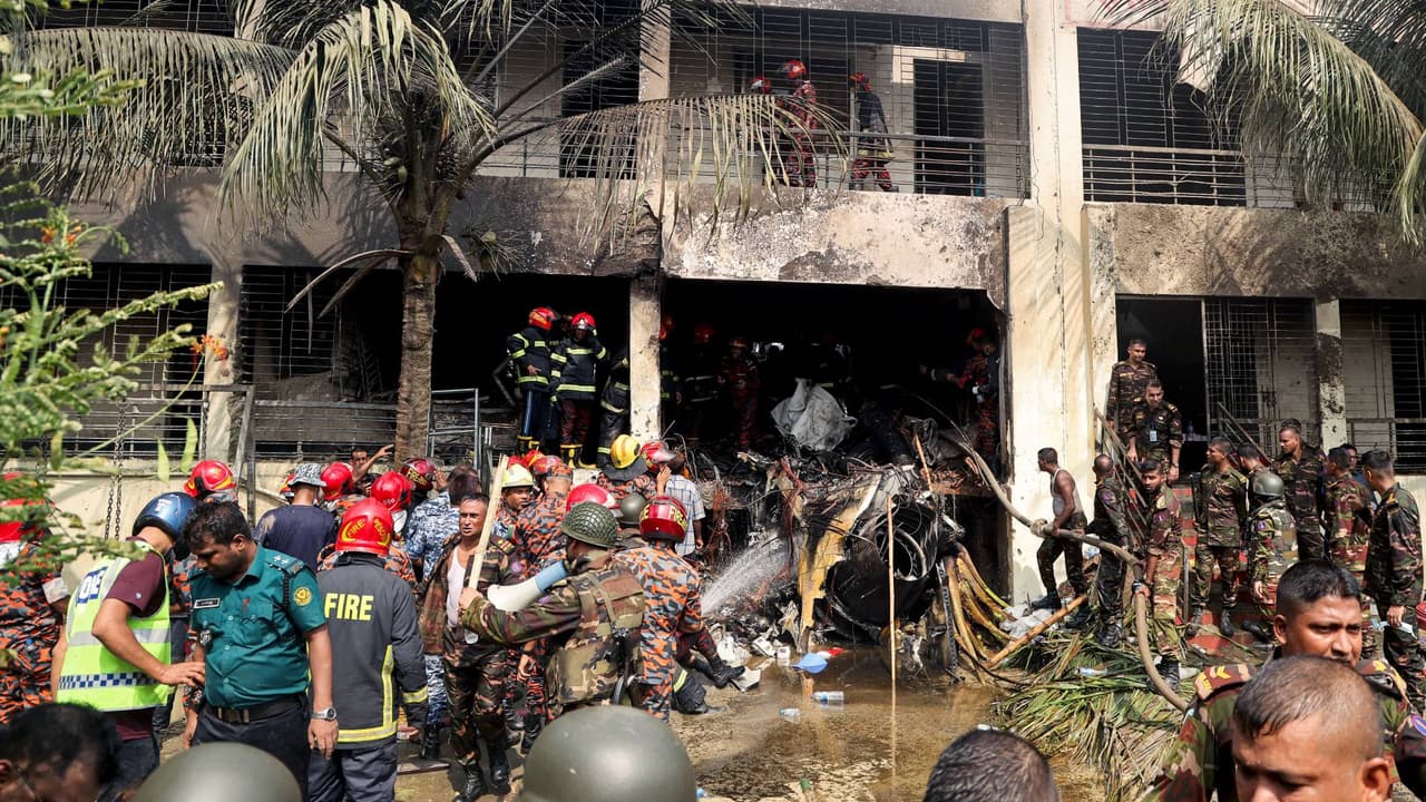Al menos 19 muertos tras el choque de un avión militar contra una escuela: las noticias del día
